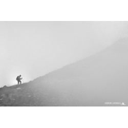 Un homme au sommet des...