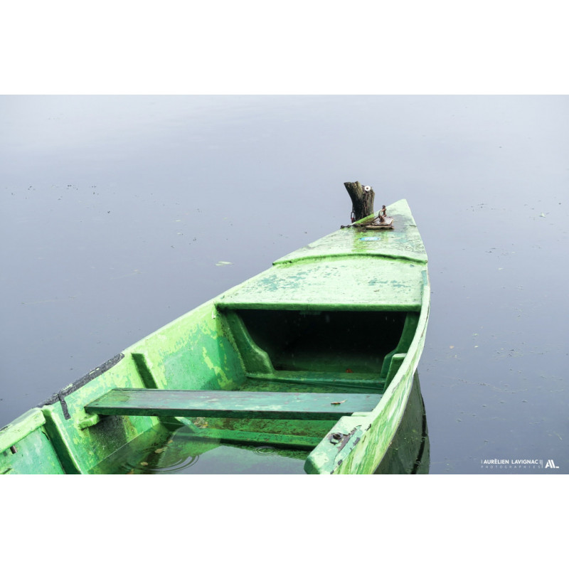 Photo d'une barque verte en bois _ Lac des Landes - 2021